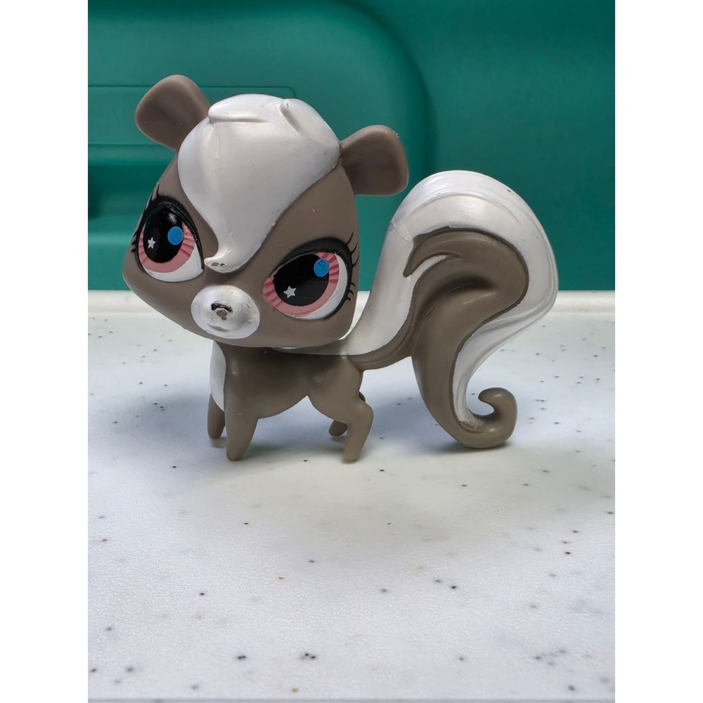 LPS Littlest Pet Shop #2694 Gray and White Skunk Collectable Figure Pet